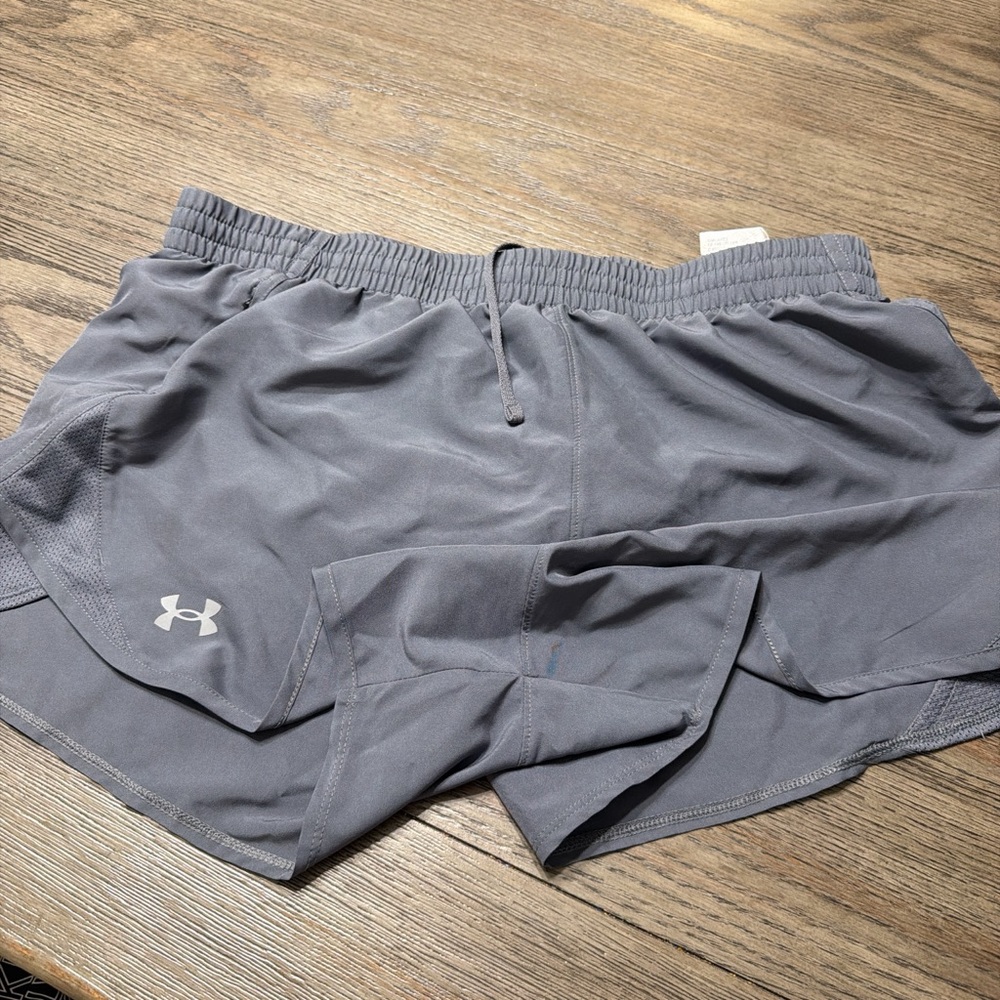 Under Armour Women’s Gray Athletic Shorts Size LARGE